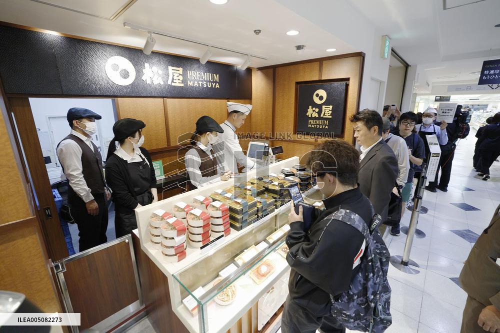 Beef bowl store opens in department store in Ginza
