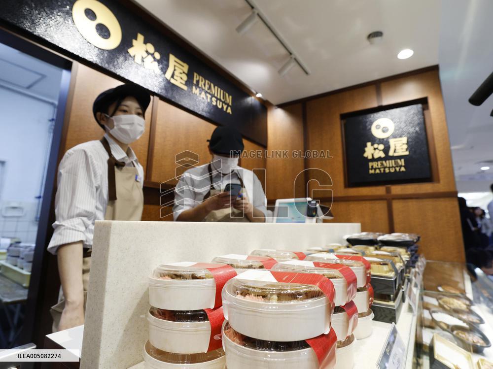 Beef bowl store opens in department store in Ginza
