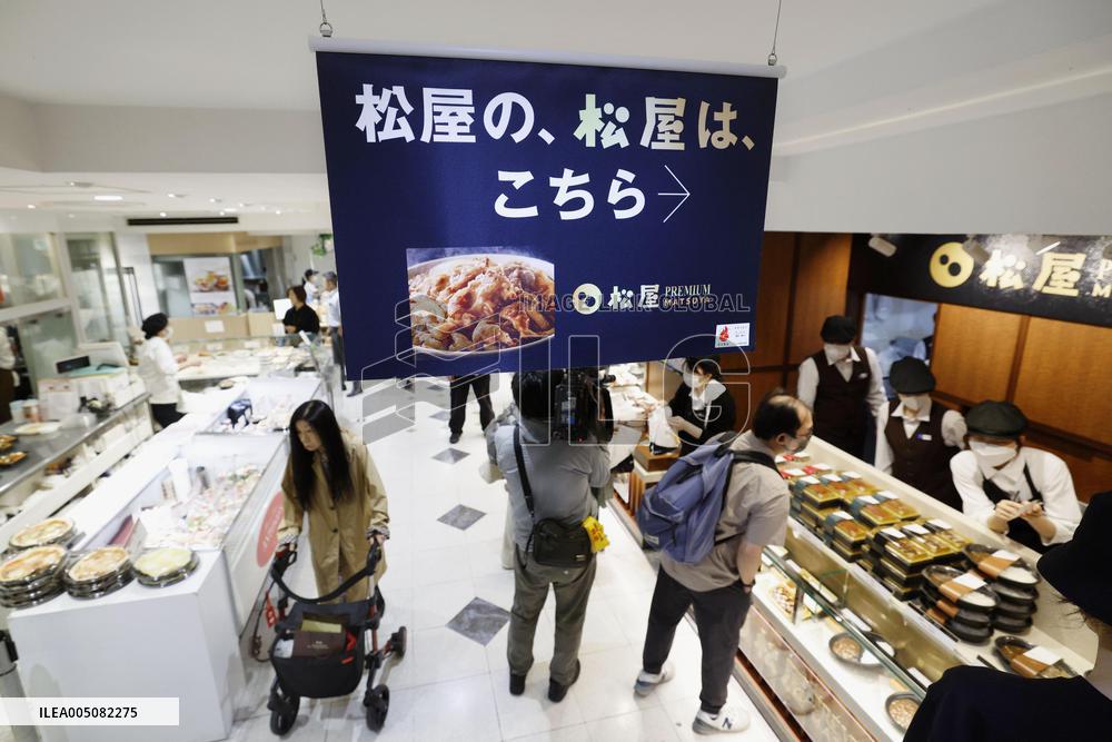 Beef bowl store opens in department store in Ginza