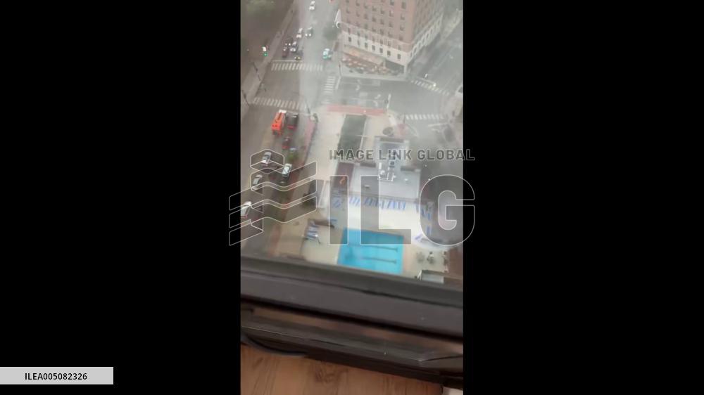 US: Pool Loungers Blown Onto Road as Severe Storms Sweep Through Chicago Area