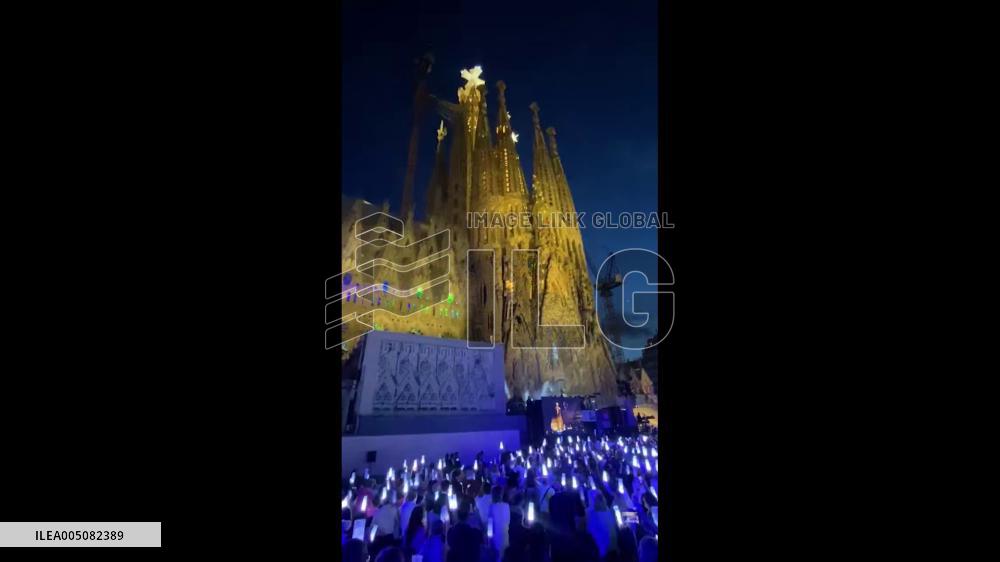 Spain: Sagrada Família Lit Up in Spectacular Light Show After Historic Tower Blessing