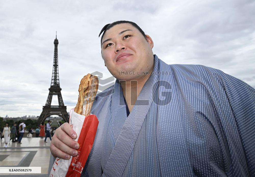 Sumo: Paris tournament