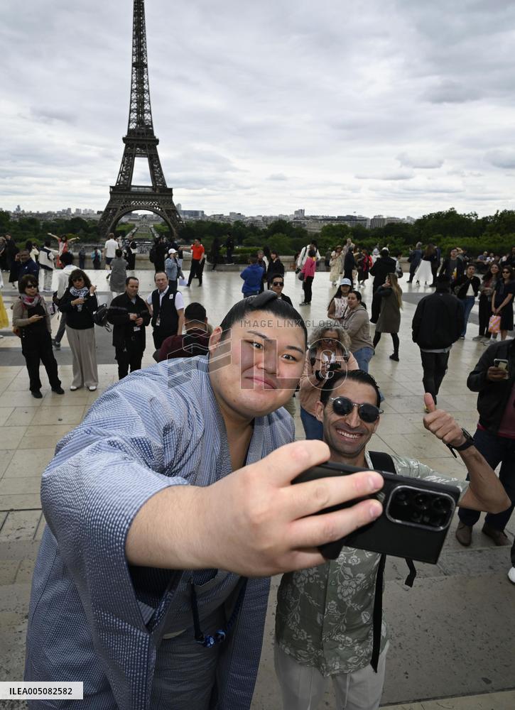 Sumo: Paris tournament