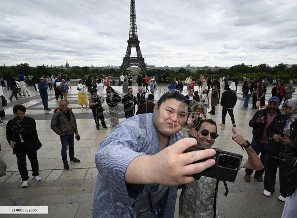 Sumo: Paris tournament