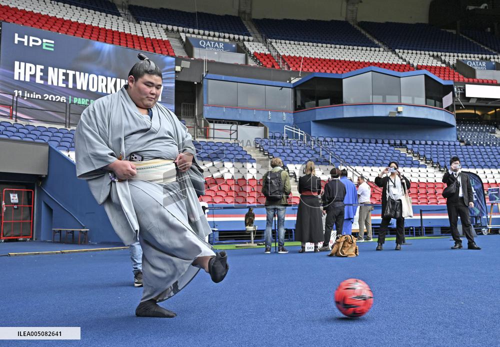 Sumo: Paris tournament