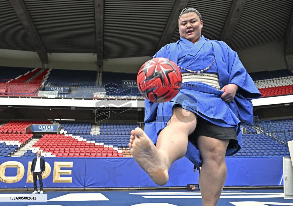 Sumo: Paris tournament
