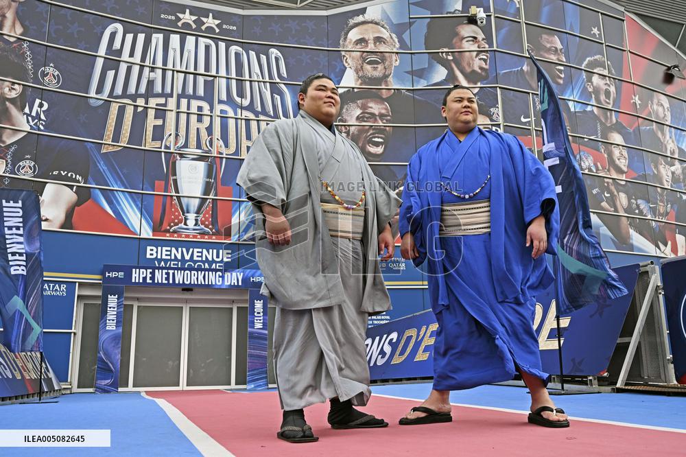 Sumo: Paris tournament