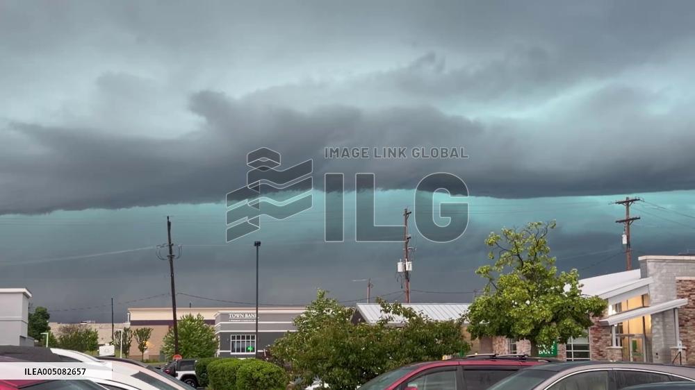 US: Massive Storm Cloud Looms Over Southeast Wisconsin as Severe Thunderstorms Strike