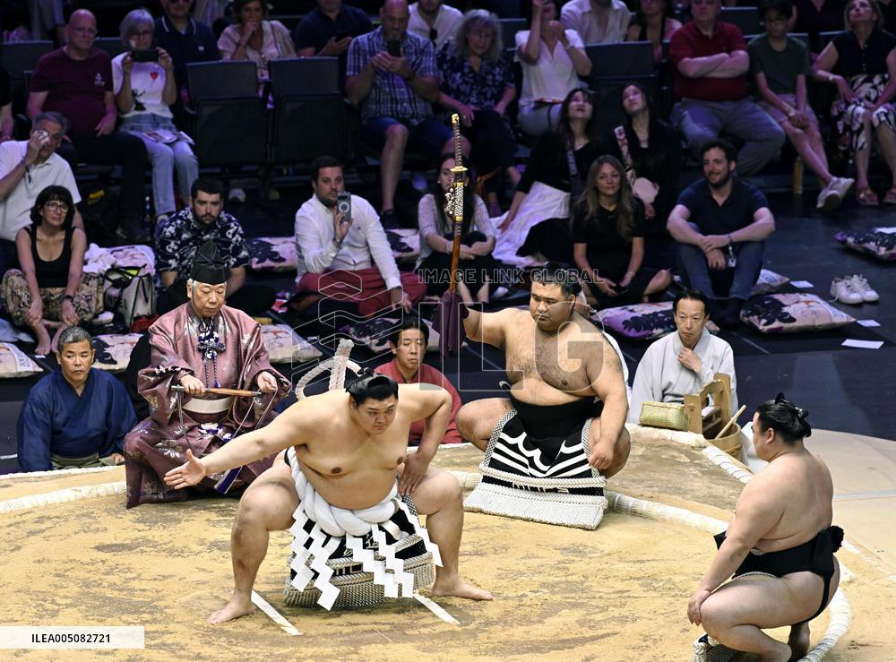 Sumo: Paris tournament