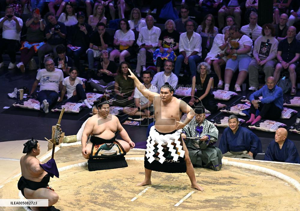 Sumo: Paris tournament