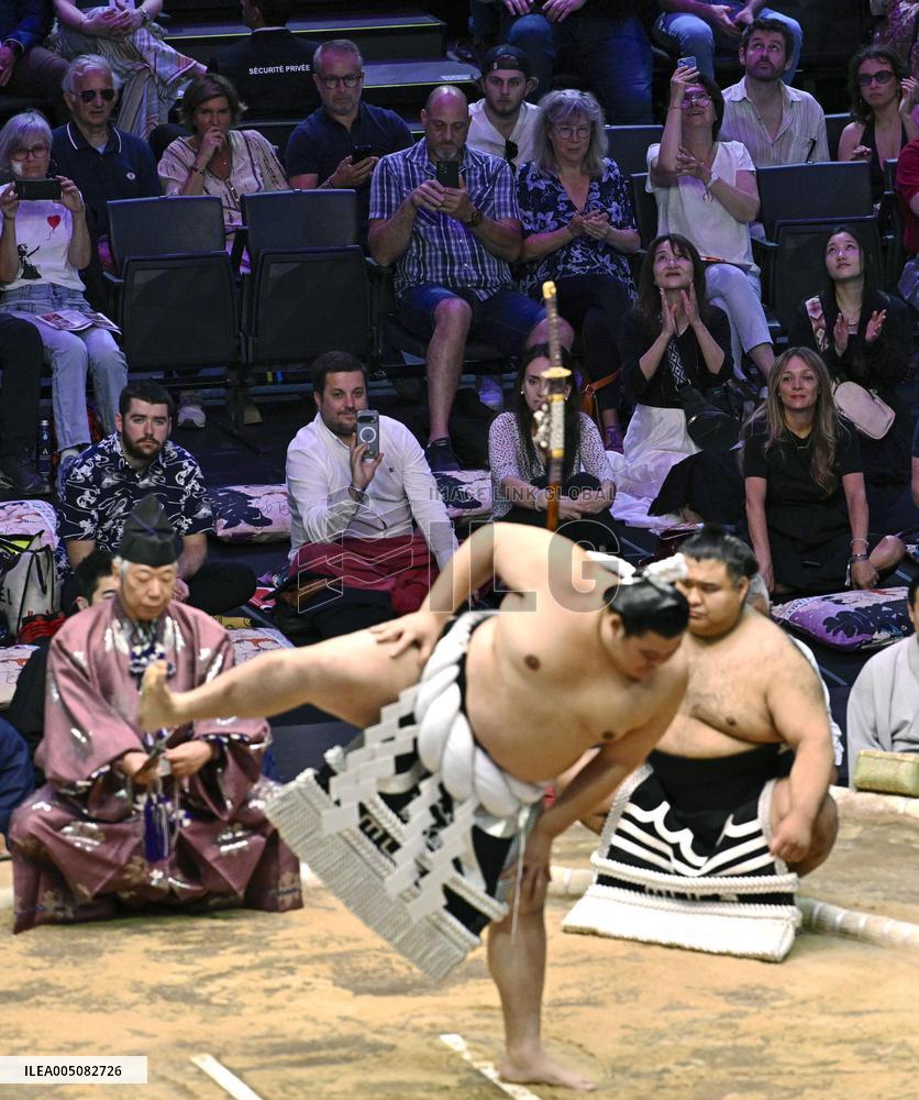 Sumo: Paris tournament