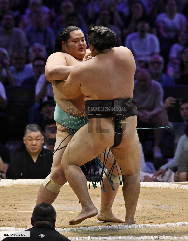 Sumo: Paris tournament