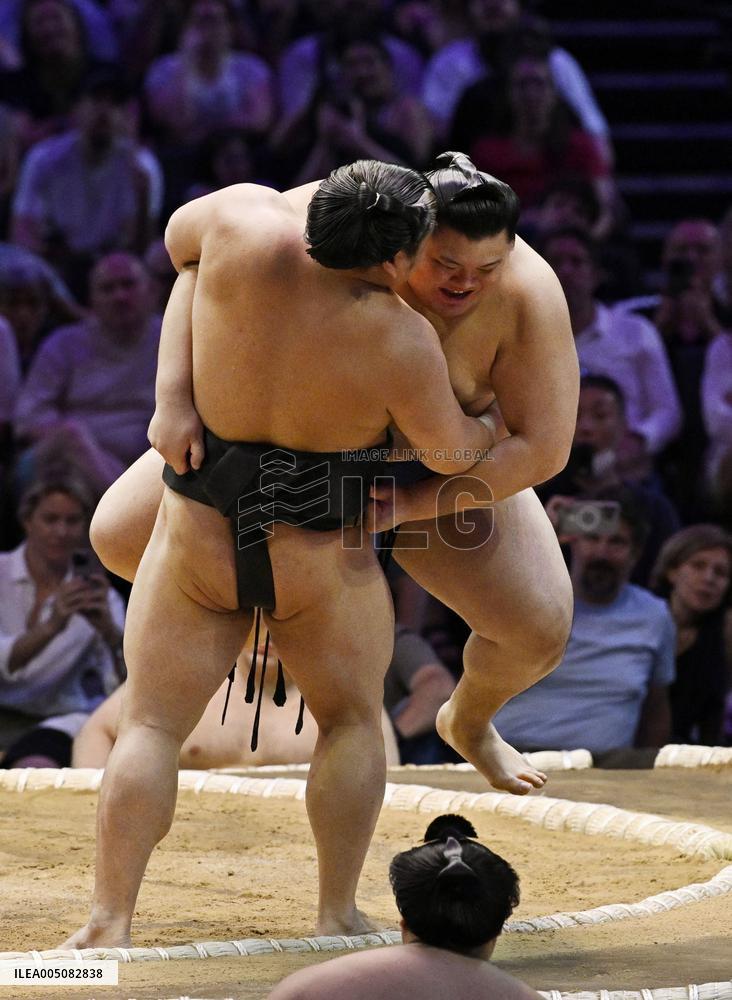 Sumo: Paris tournament