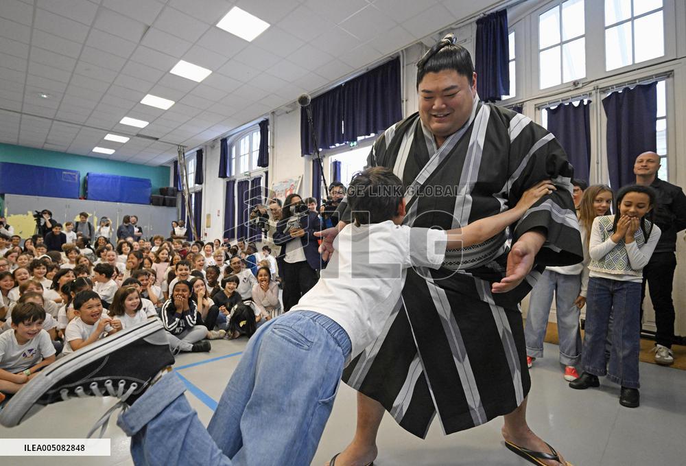 Sumo: Paris tournament