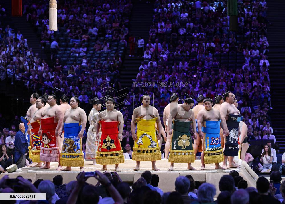 Sumo: Paris tournament