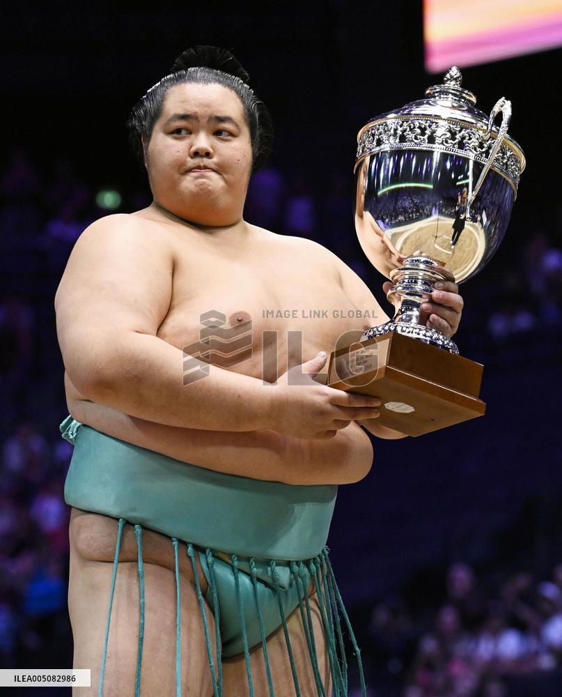 Sumo: Paris tournament