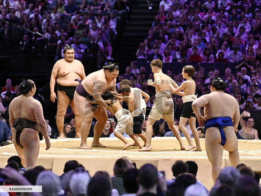 Sumo: Paris tournament