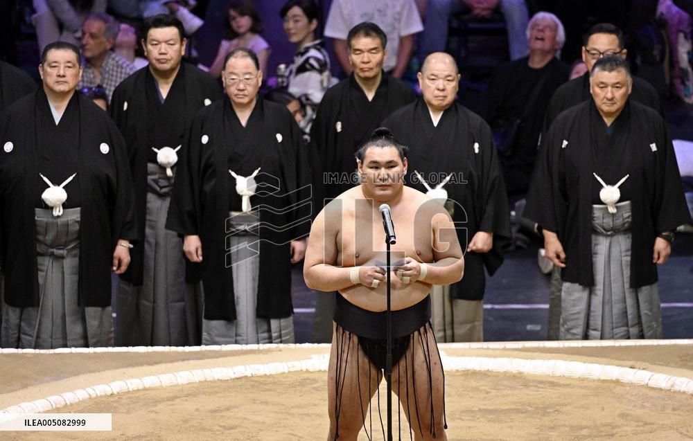Sumo: Paris tournament