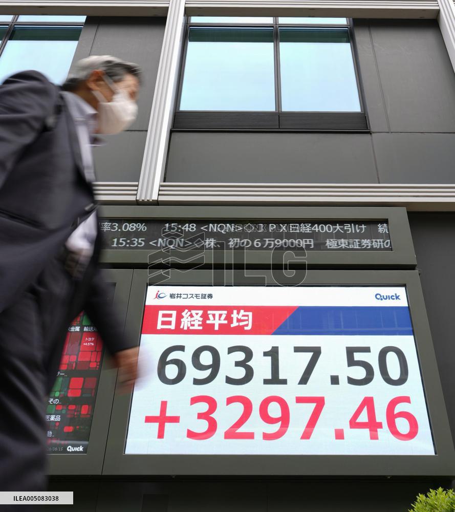 Tokyo stocks end at record high