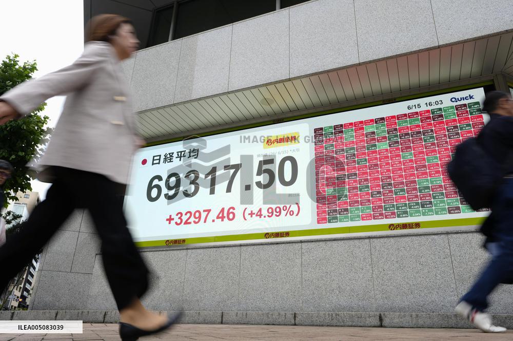 Tokyo stocks end at record high