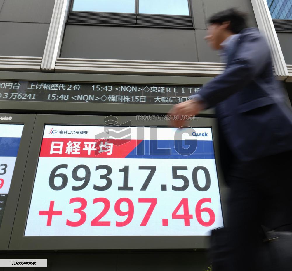 Tokyo stocks end at record high
