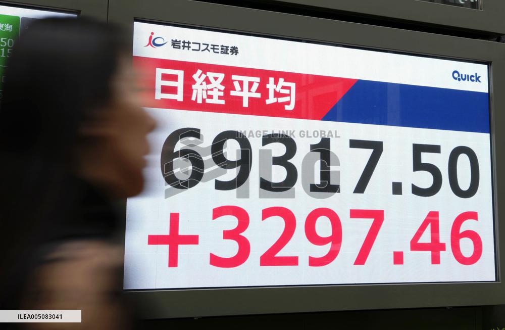 Tokyo stocks end at record high