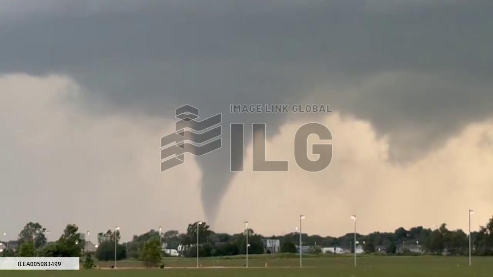 US: Tornado Caught on Camera in Effingham, Illinois Amid Tornado Warning