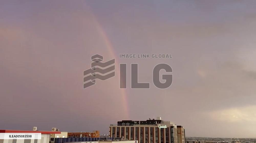 US: Rainbow and Lightning Seen Together in Skies Over Tucson, Arizona