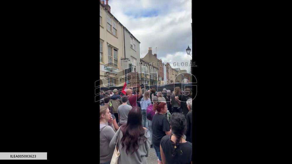 UK: Protesters Rally Over Tommy Robinson’s Oxford Union Debate on Islam