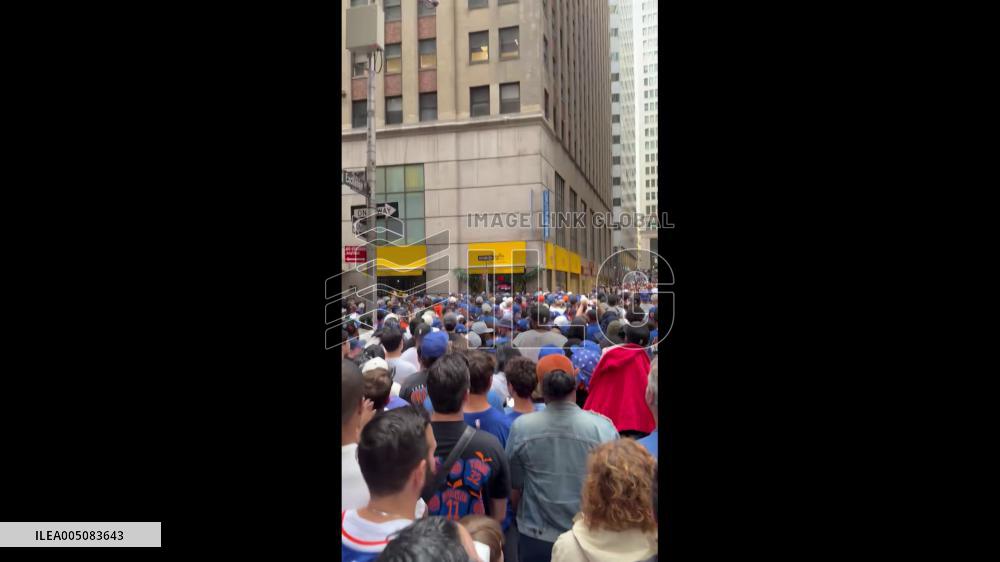US: Fans Pack Manhattan Streets Hours Before Knicks’ Championship Parade