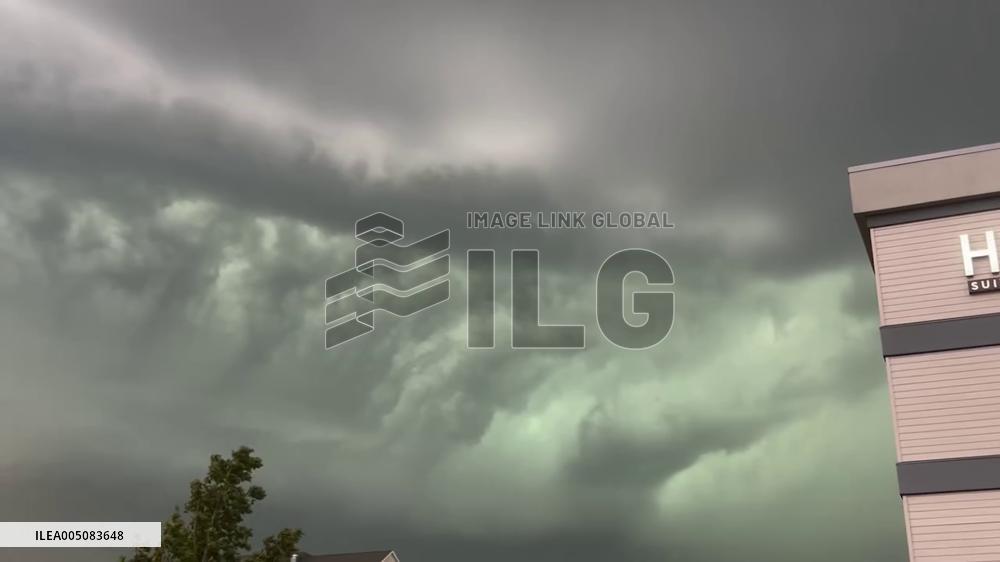 US: Tornado Caught on Camera in Effingham, Illinois Amid Tornado Warning 2