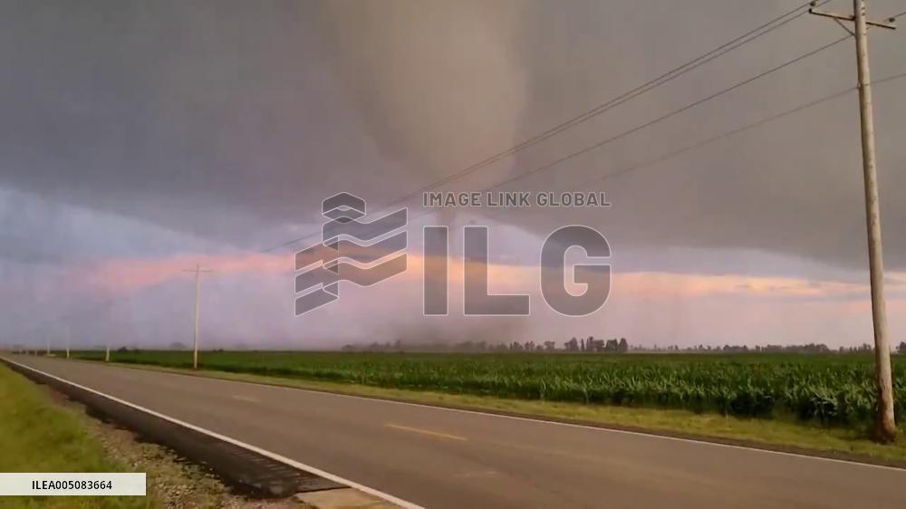 US: Tornado Caught on Camera in Effingham, Illinois Amid Tornado Warning 3