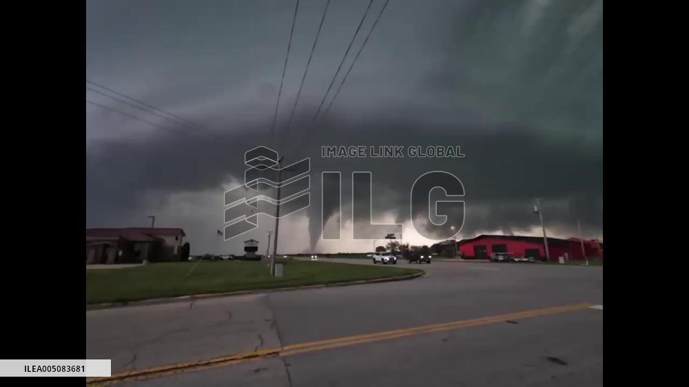 US: Tornado Caught on Camera in Effingham, Illinois Amid Tornado Warning 4