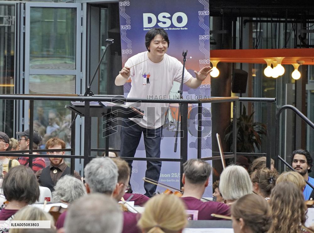 Berlin flash mob conducted by Japan's Yamada