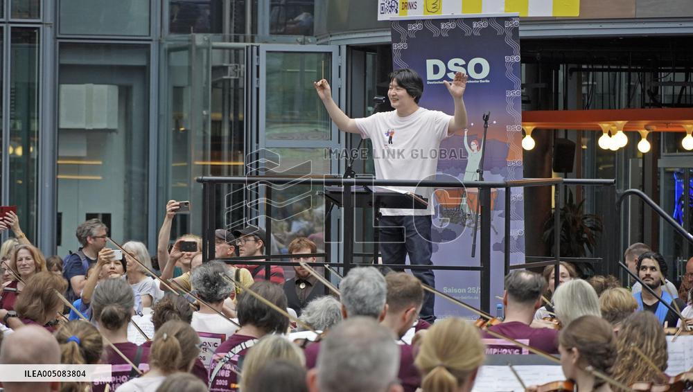Berlin flash mob conducted by Japan's Yamada