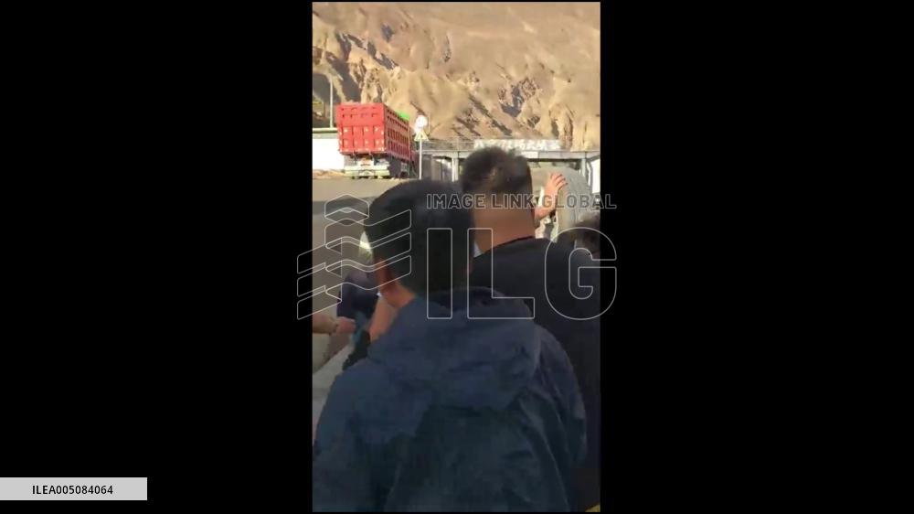 China: Tourists Rescue Elderly Couple From Overturned Car in Tibet