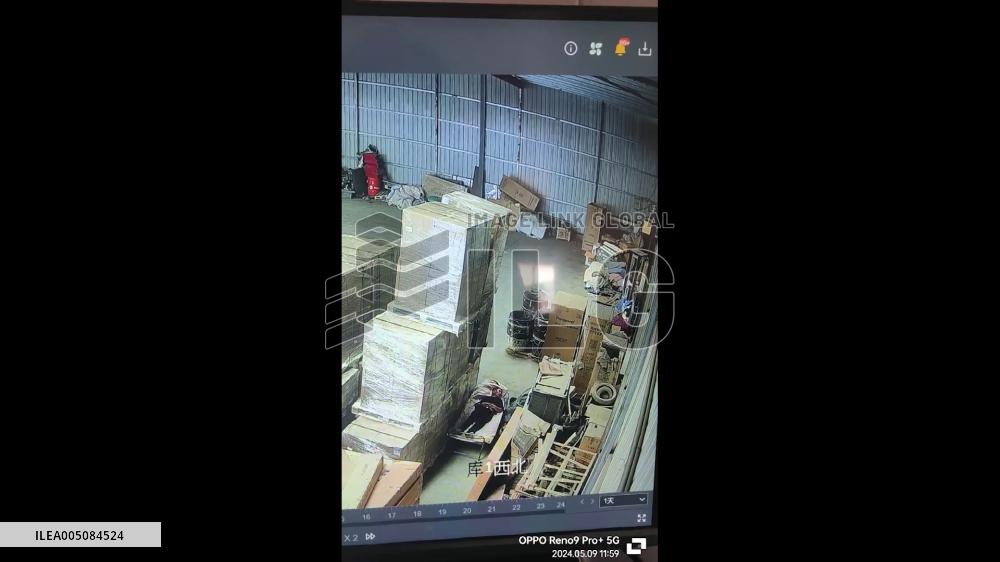 China: Worker Narrowly Escapes Being Crushed by Falling Warehouse Boxes