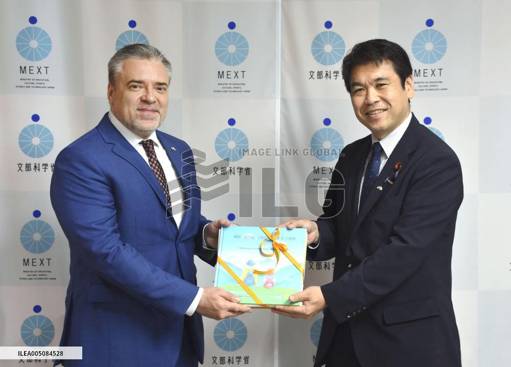 Japan to donate picture books to Ukraine