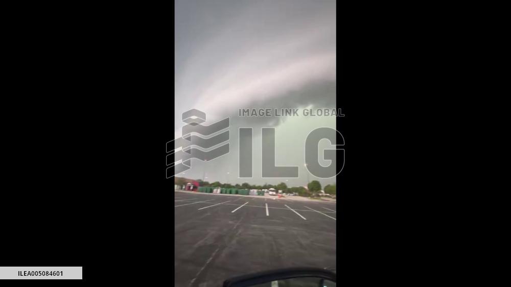 US: Huge Shelf Cloud Rolls Into Chicago Ahead of Damaging Storm System