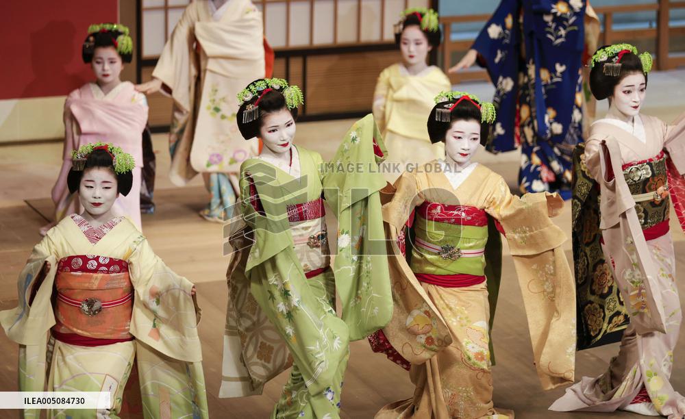Maiko dance practice