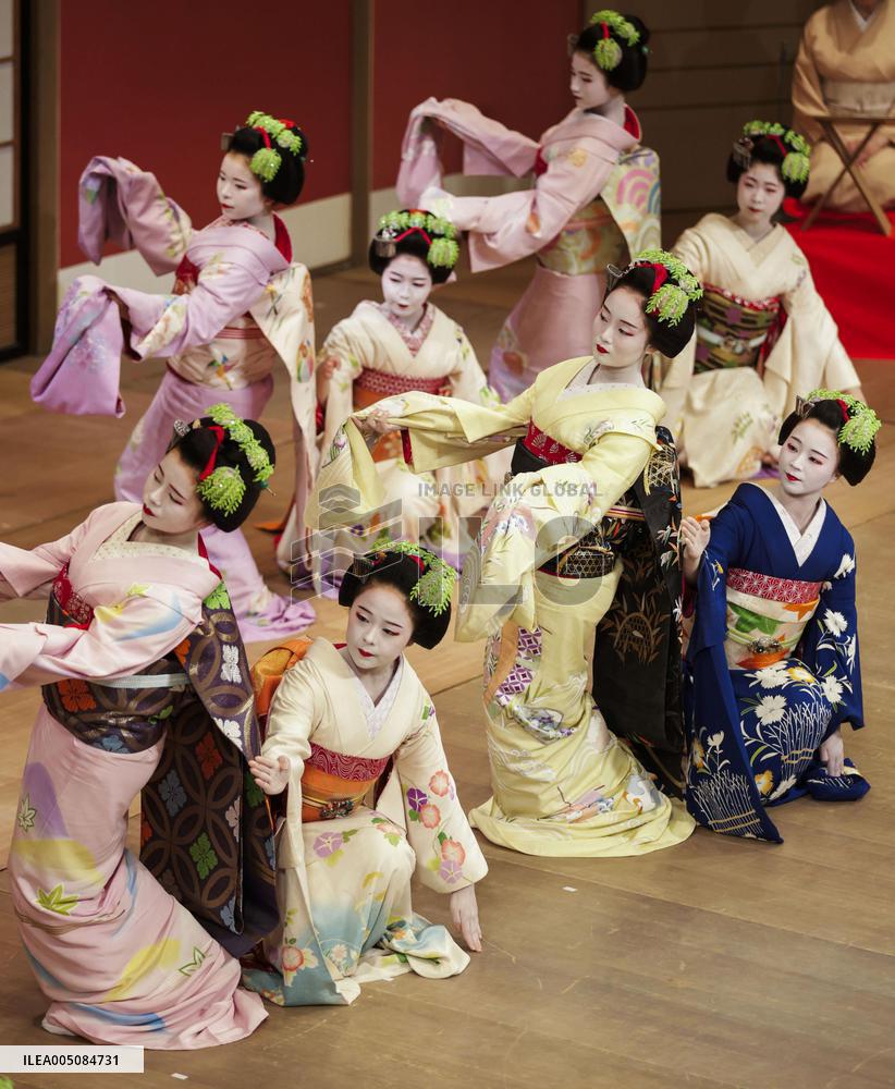 Maiko dance practice