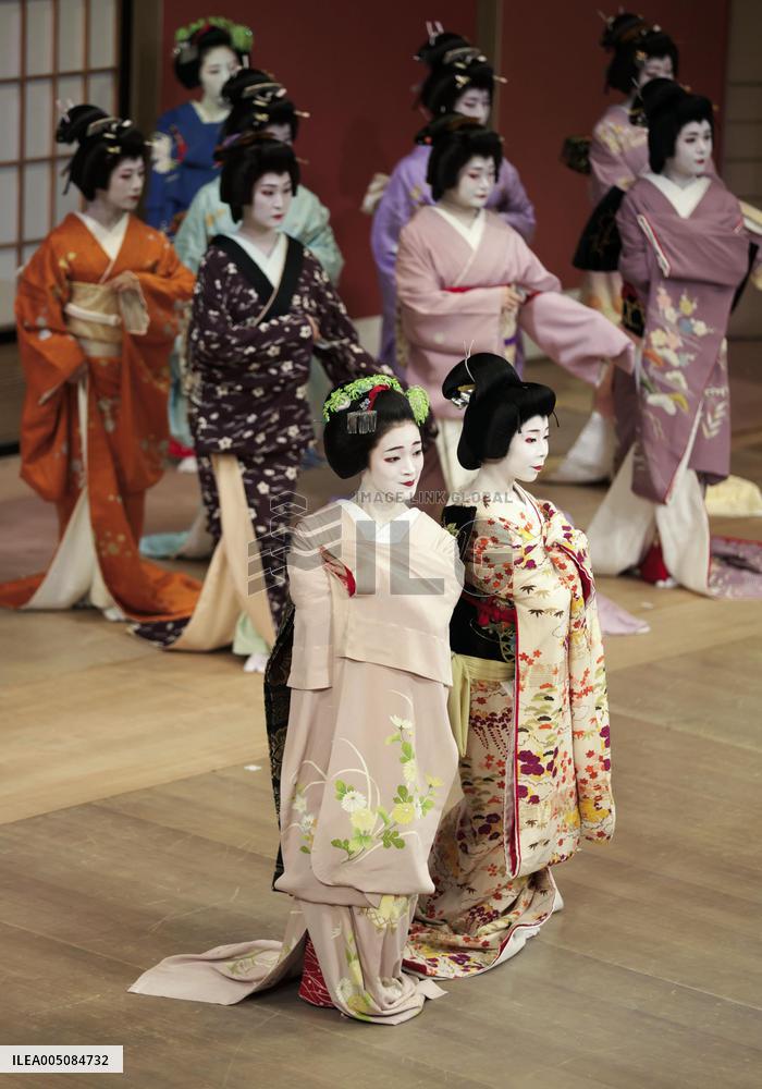 Geiko, Maiko dance practice