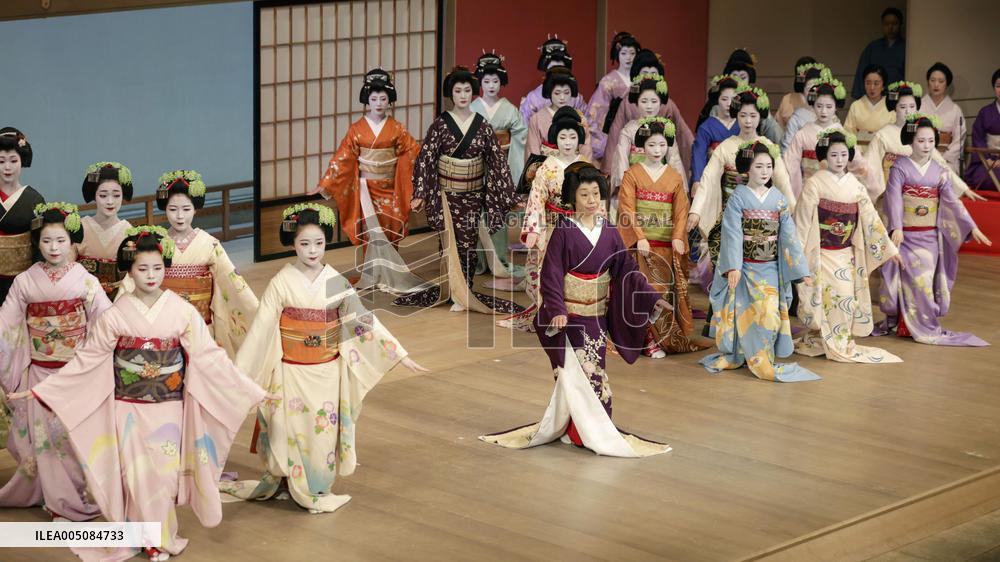 Geiko, Maiko dance practice