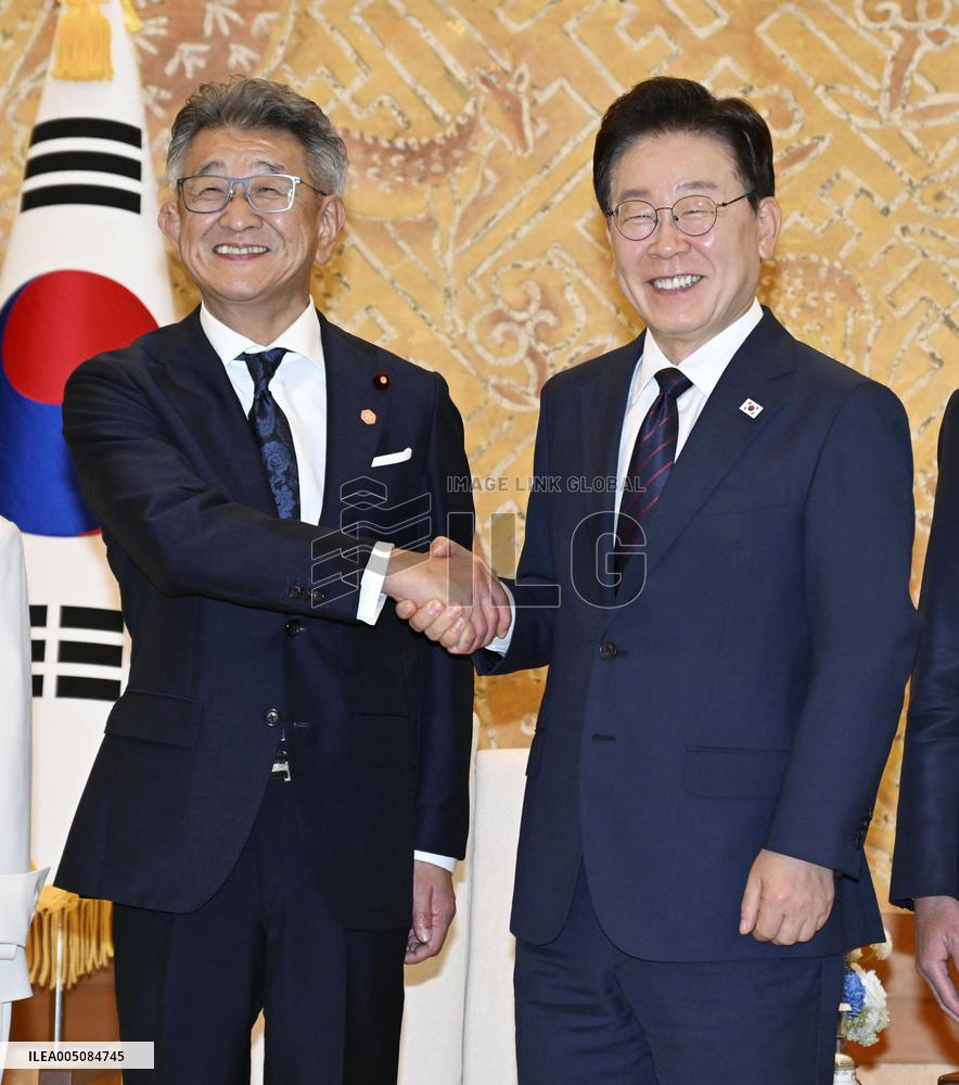 LDP lawmaker meets with S. Korean president in Seoul