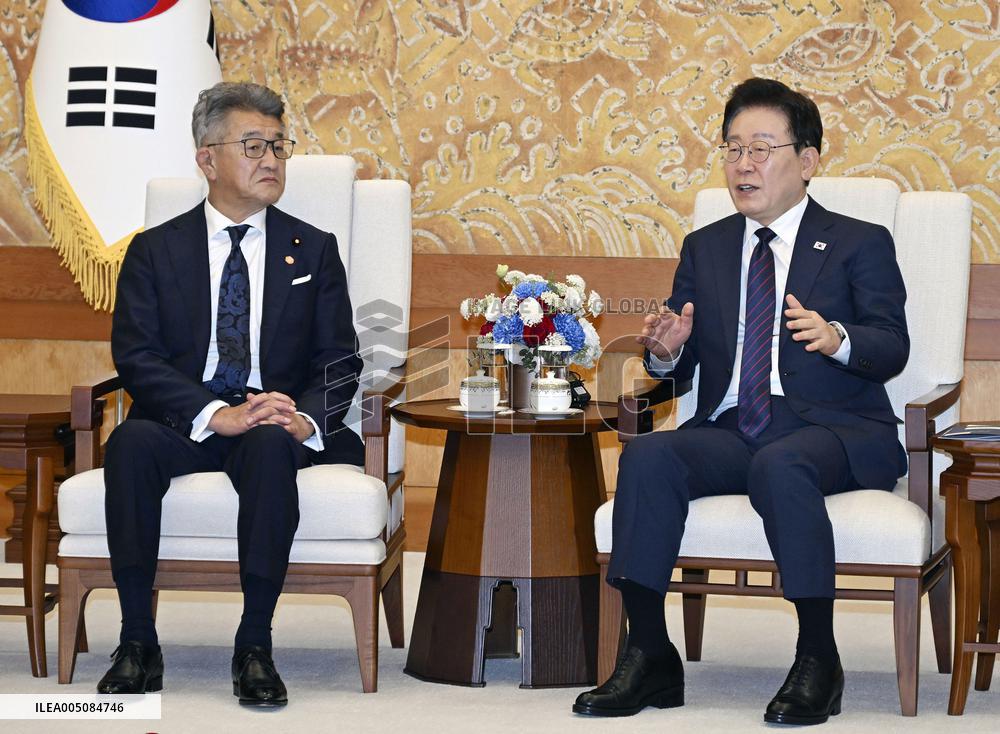 LDP lawmaker meets with S. Korean president in Seoul