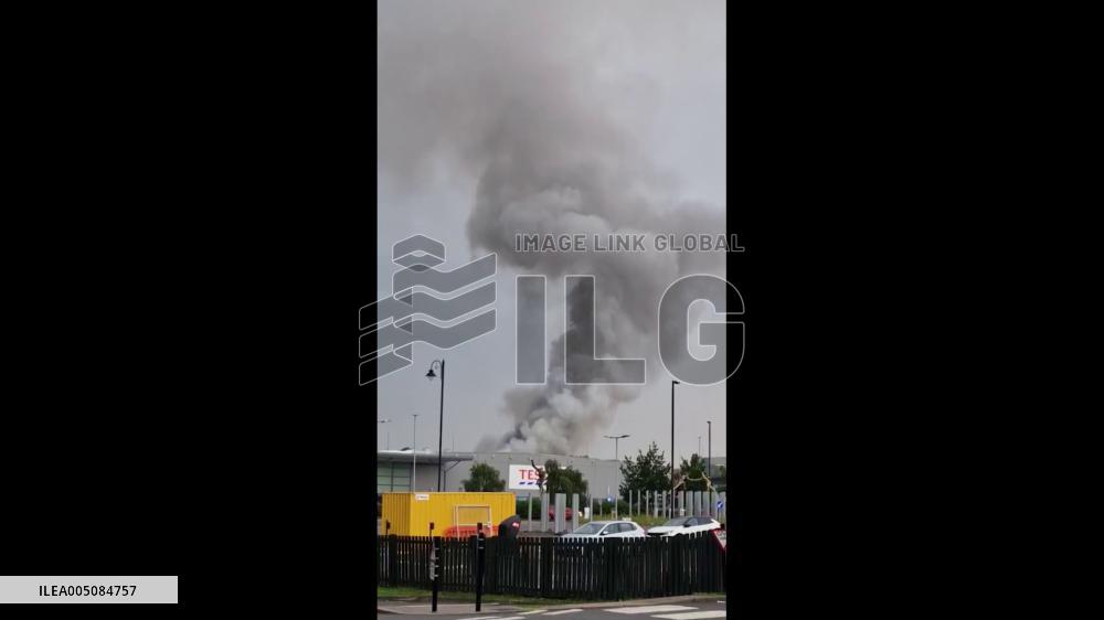 UK: Fire Breaks Out at Industrial Building in Rutherglen, South Lanarkshire