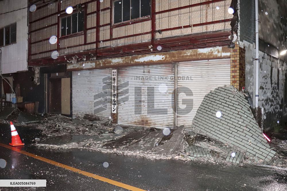 Strong earthquake in Yamanashi Pref.