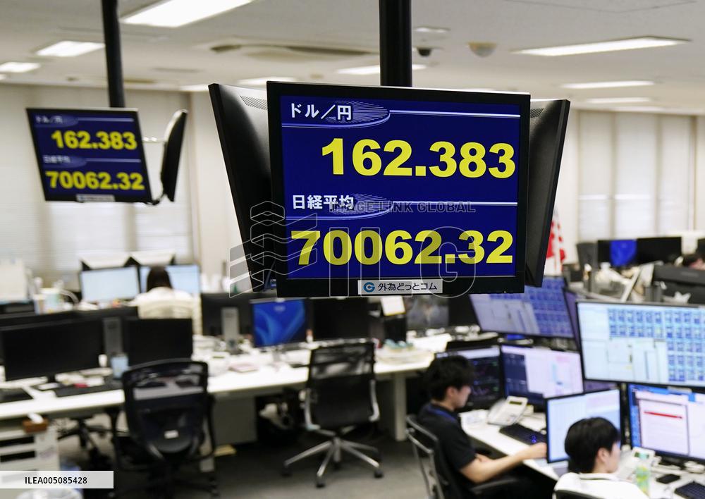 Dollar rises to 39-year high above 162 yen