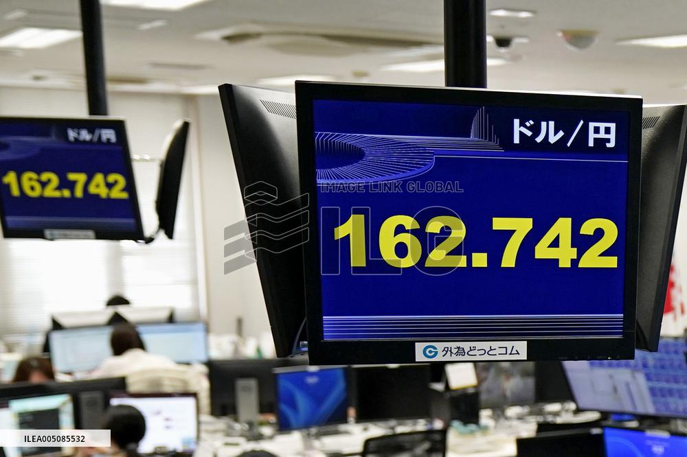 Dollar rises to 39-year high in upper 162 yen