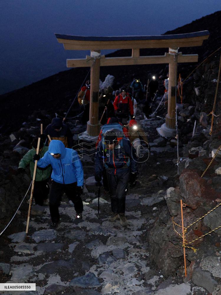 Mt. Fuji climbing season